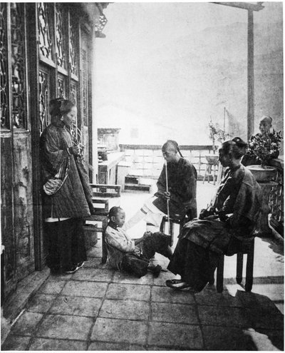 Na het diner op de veranda van het huis van een Chinees, ca. 1867-72 door John Thomson